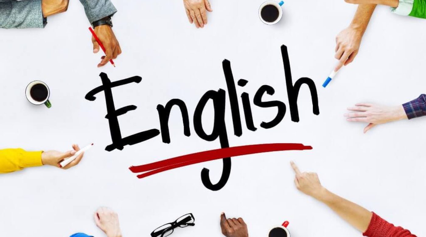 Надпись English на столе языковой школы